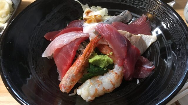 寿司屋の海鮮丼の写真